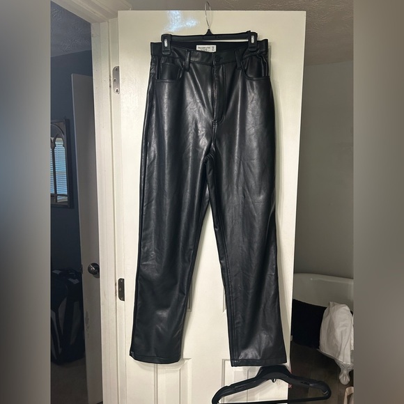 Abercrombie & Fitch Vegan Leather 90’s Straight Leg Ultra High Rise - Picture 9 of 13